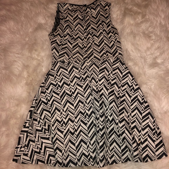 Black & White zigzag dress - Picture 2 of 3